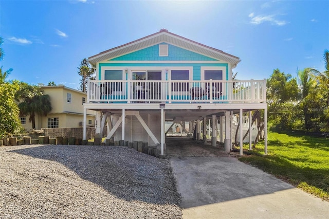 view of front of home with a carport and a front lawn