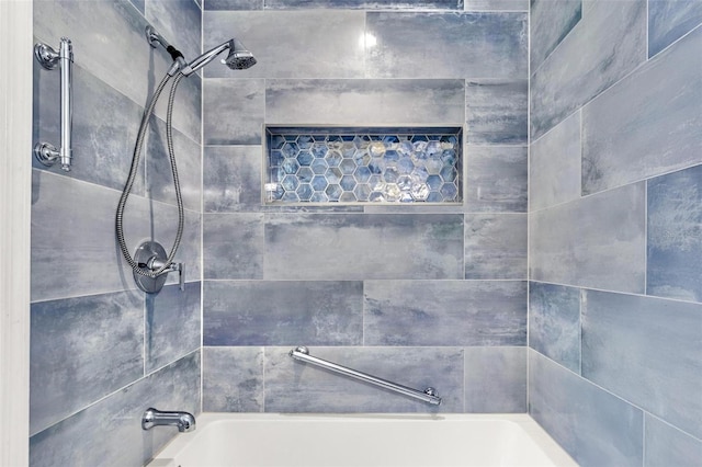 bathroom with tiled shower / bath