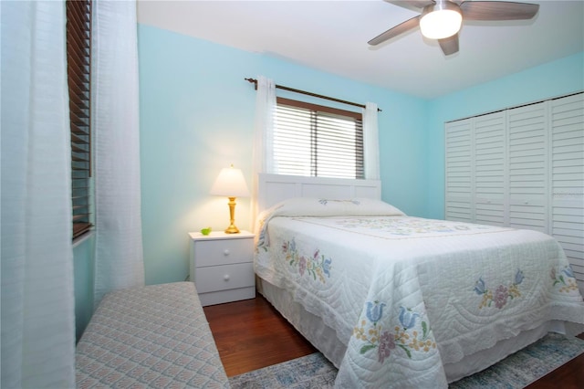 bedroom featuring ceiling fan, dark wood-type flooring, and a closet