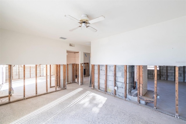 empty room featuring ceiling fan