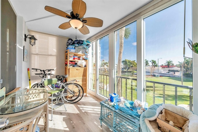 sunroom with ceiling fan