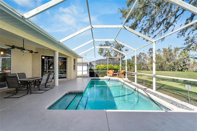 view of swimming pool with a lanai, ceiling fan, a yard, and a patio