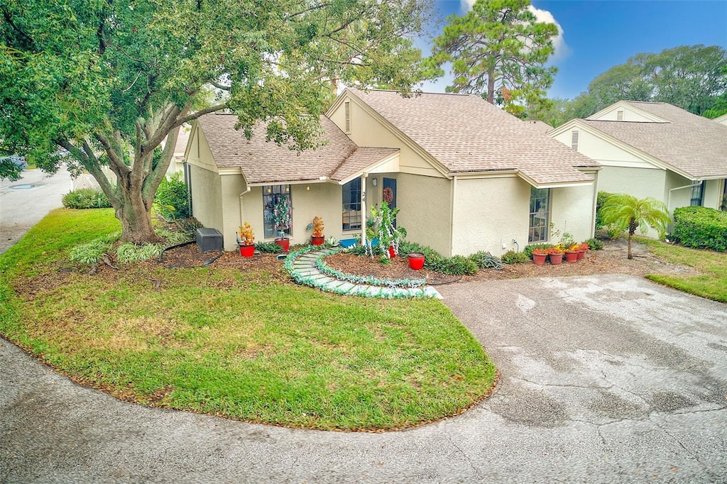 view of front of house featuring a front yard