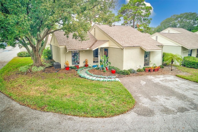 view of front of house featuring a front yard