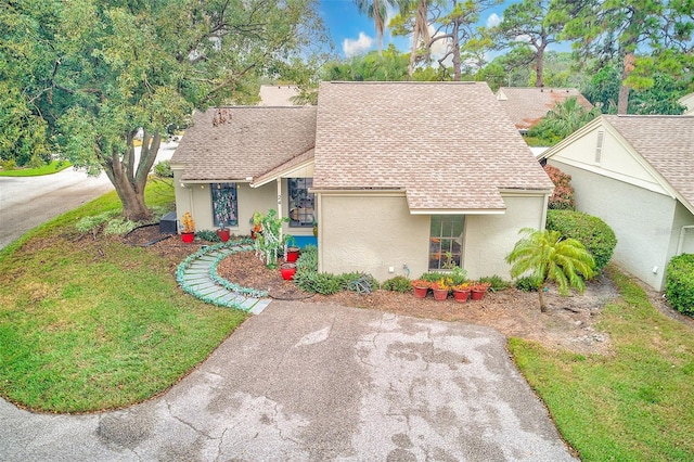 view of front of home featuring a front lawn