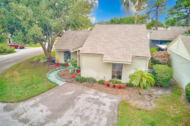 view of front of property featuring a front lawn