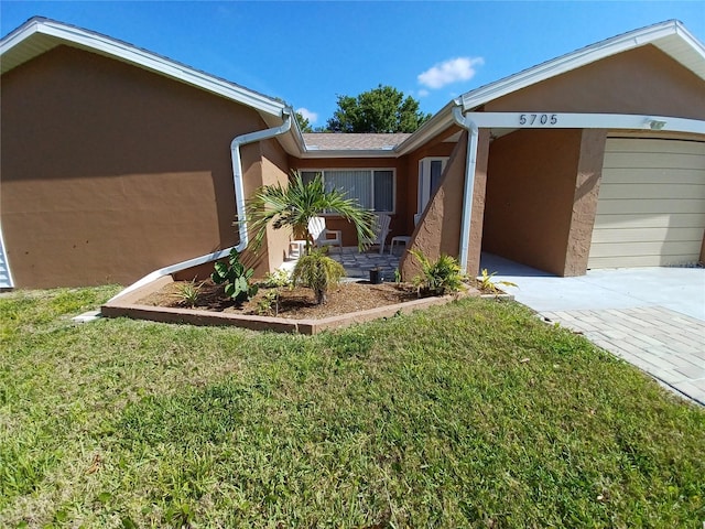 view of front facade featuring a garage and a front lawn