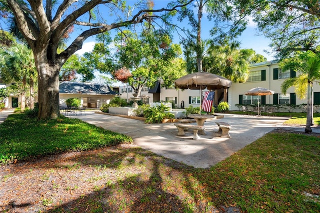 view of property's community featuring a lawn