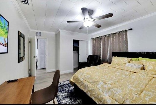 bedroom featuring crown molding, ceiling fan, light hardwood / wood-style floors, and a closet