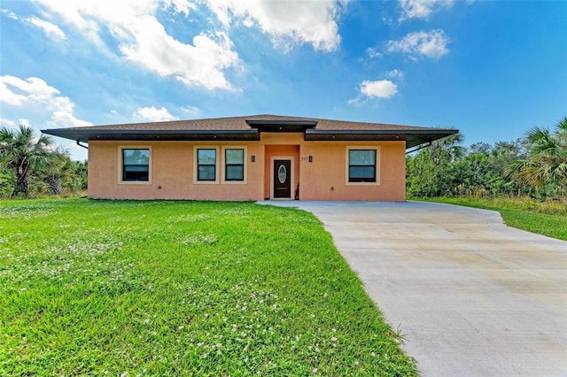 view of front of house featuring a front lawn