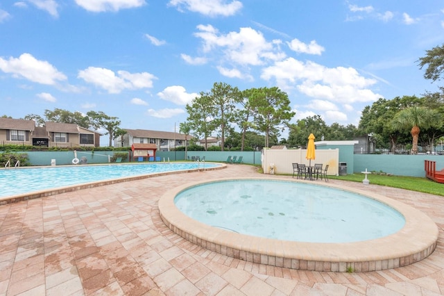 view of swimming pool