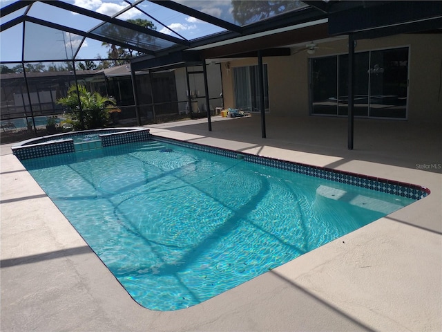 view of pool featuring a lanai, ceiling fan, an in ground hot tub, and a patio