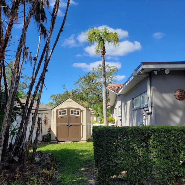 view of yard featuring a storage shed