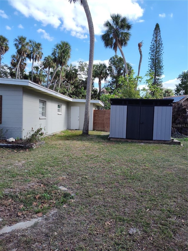 view of yard featuring a shed