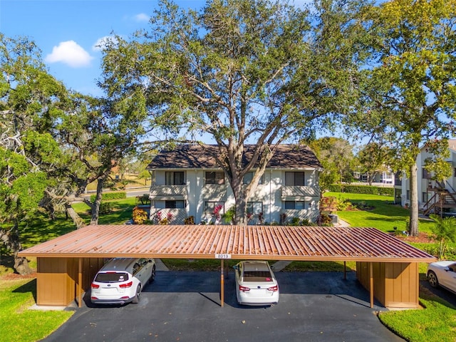 view of front of house featuring a front lawn