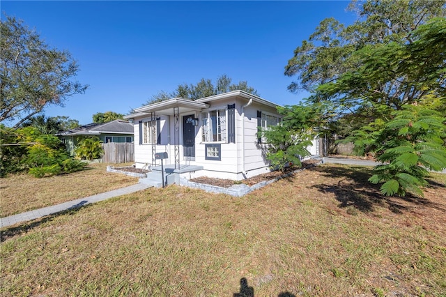 view of front of home featuring a front lawn