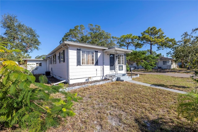 view of front of property with a front yard