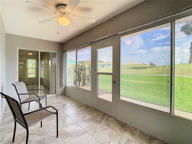 sunroom with ceiling fan