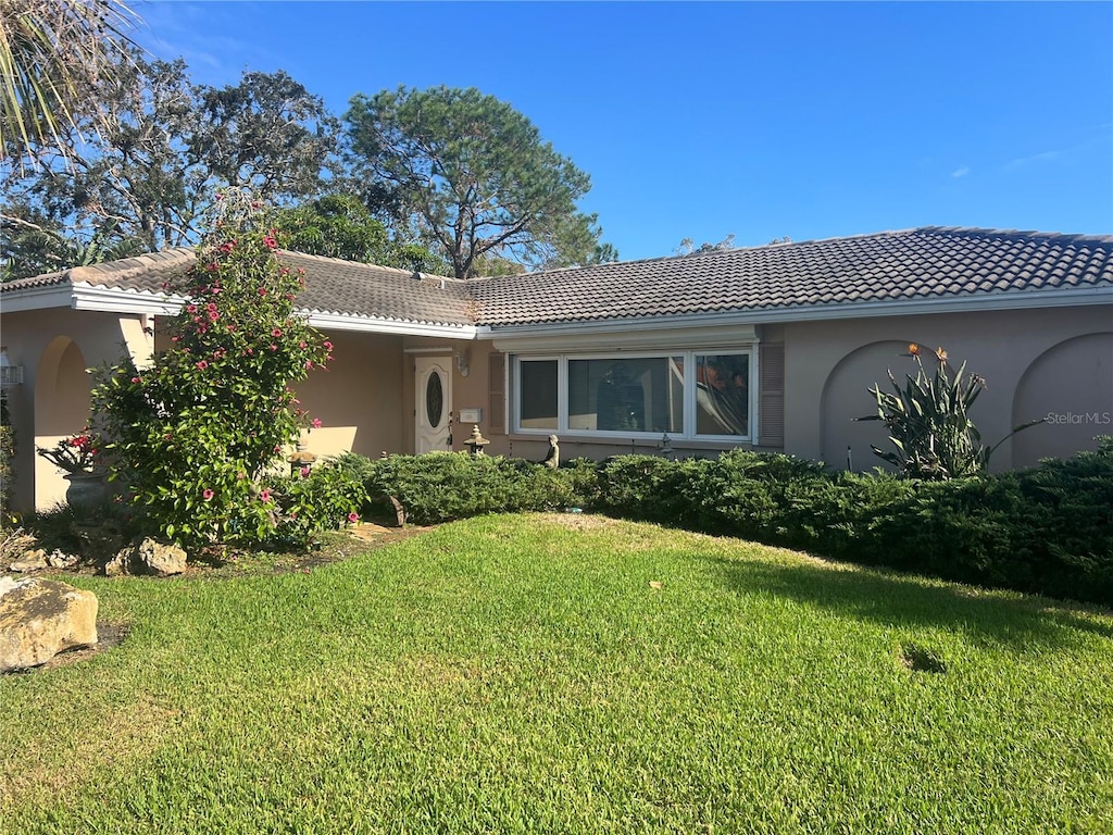 view of front of property featuring a front lawn