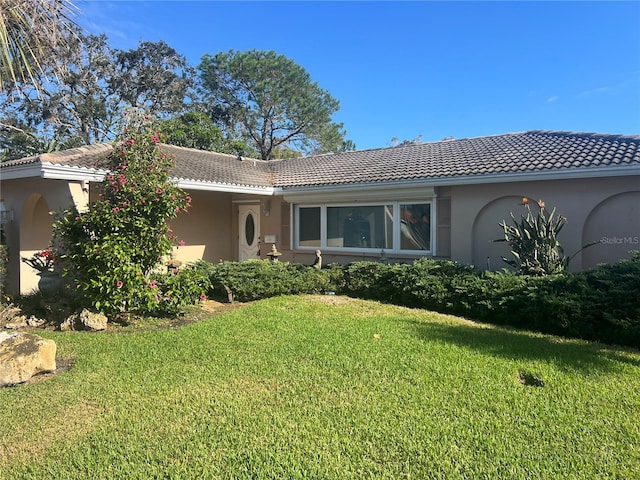 view of front of property featuring a front lawn