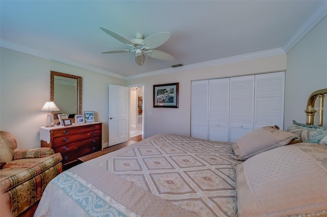 bedroom with ornamental molding, ceiling fan, and a closet