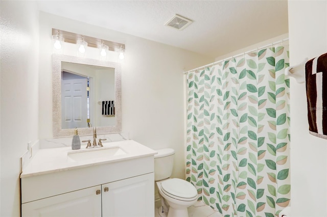 bathroom featuring a shower with curtain, vanity, and toilet