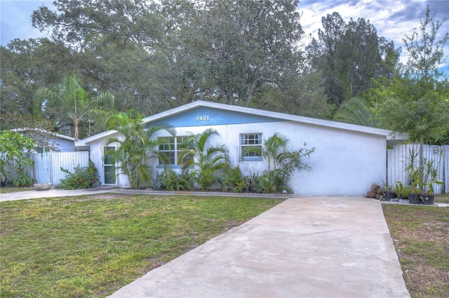 ranch-style home featuring a front yard