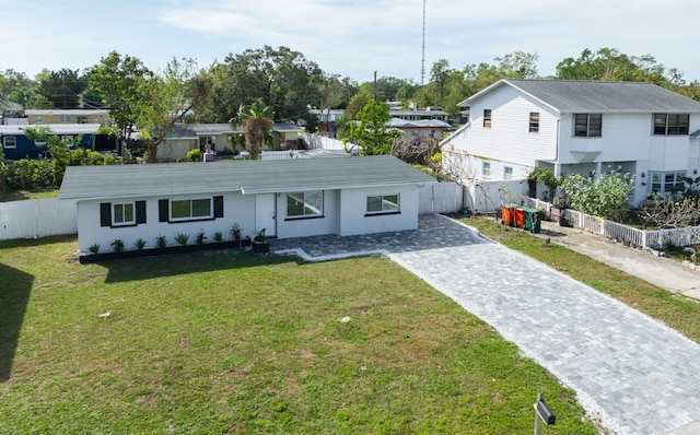 view of front of property featuring a front yard