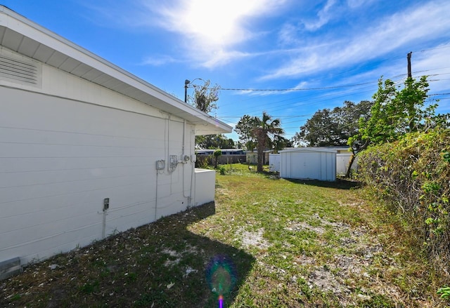 view of yard featuring a shed