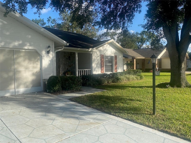 view of front facade featuring a front lawn and a garage