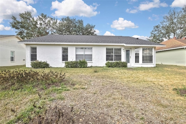 view of front facade featuring a front yard