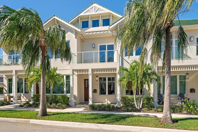 view of front of property featuring a balcony