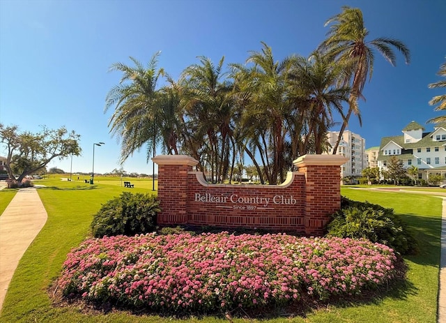 community sign featuring a yard