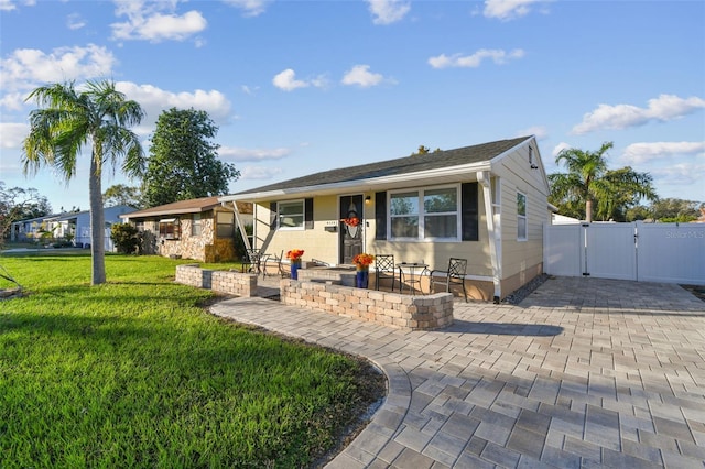 4129 36th Ave N, Saint Petersburg, FL 33713 - ranch-style house with a front yard and a patio area