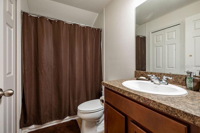 bathroom featuring a shower with shower curtain, vanity, and toilet