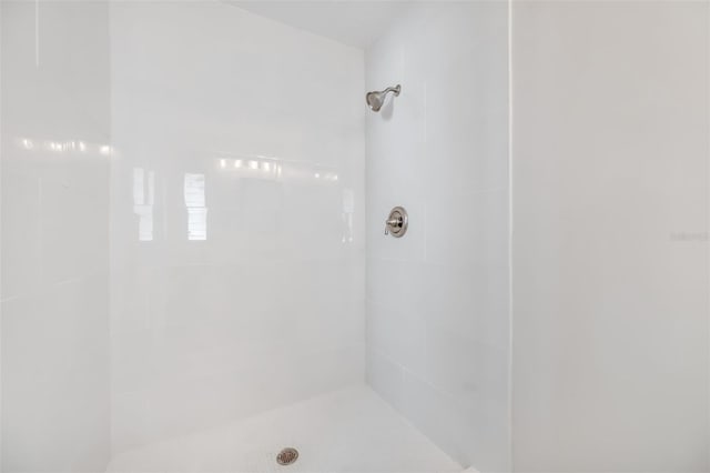 bathroom featuring tiled shower