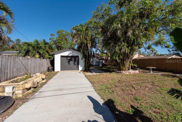 view of yard featuring an outdoor structure