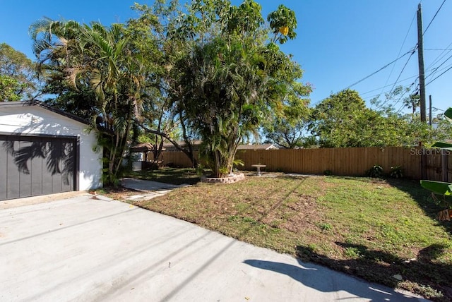 view of yard with a garage and an outdoor structure