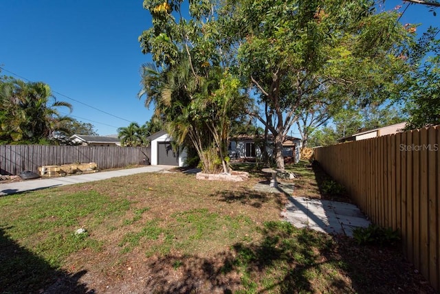 view of yard featuring a garage and an outdoor structure