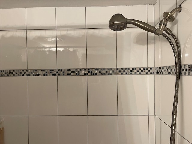 interior details with a tile shower