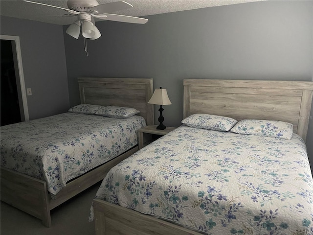 bedroom featuring ceiling fan and a textured ceiling