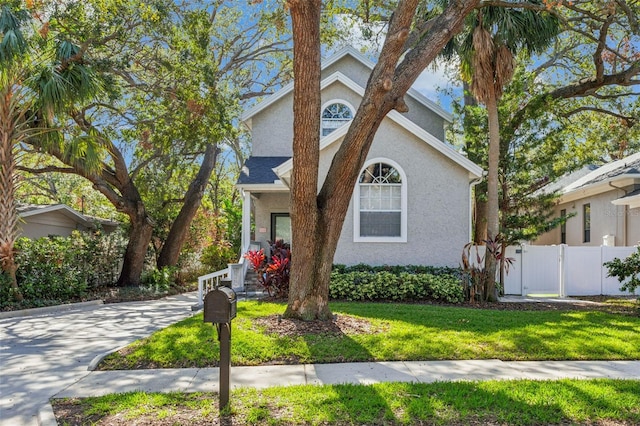 view of front of home featuring a front yard