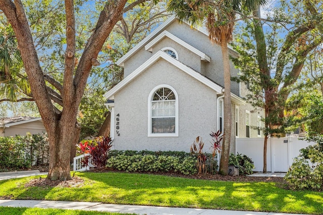 view of front of home featuring a front lawn