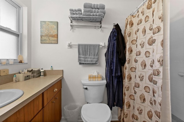 full bath with toilet, a shower with shower curtain, and vanity