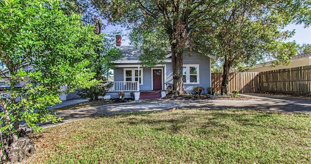 view of front of property featuring a porch and a front yard