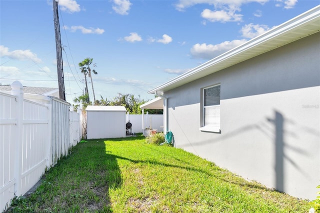 view of yard featuring a storage shed