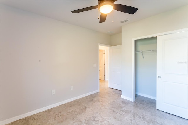 unfurnished bedroom with ceiling fan and a closet