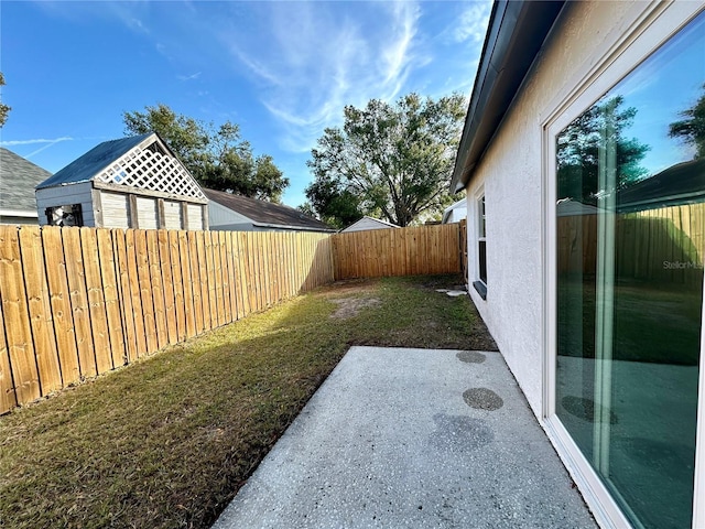 view of yard featuring a patio