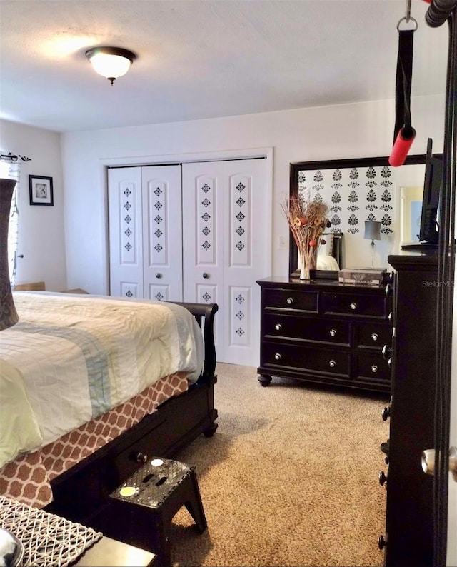 bedroom with carpet flooring and a closet