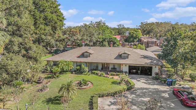 view of front of property featuring a front lawn and a garage